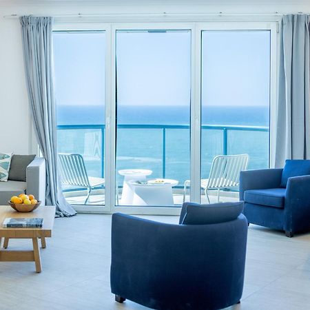 תל אביב Superb Beachfront Apartments With Pool By Sea N' Rent מראה חיצוני תמונה